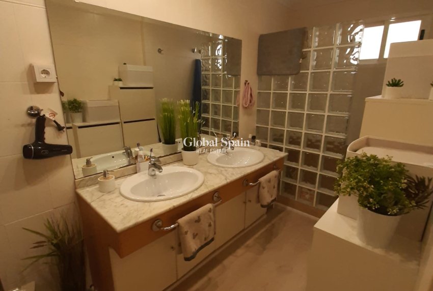 Odsprzedaż - MIESZKANIE -
TORREVIEJA - 