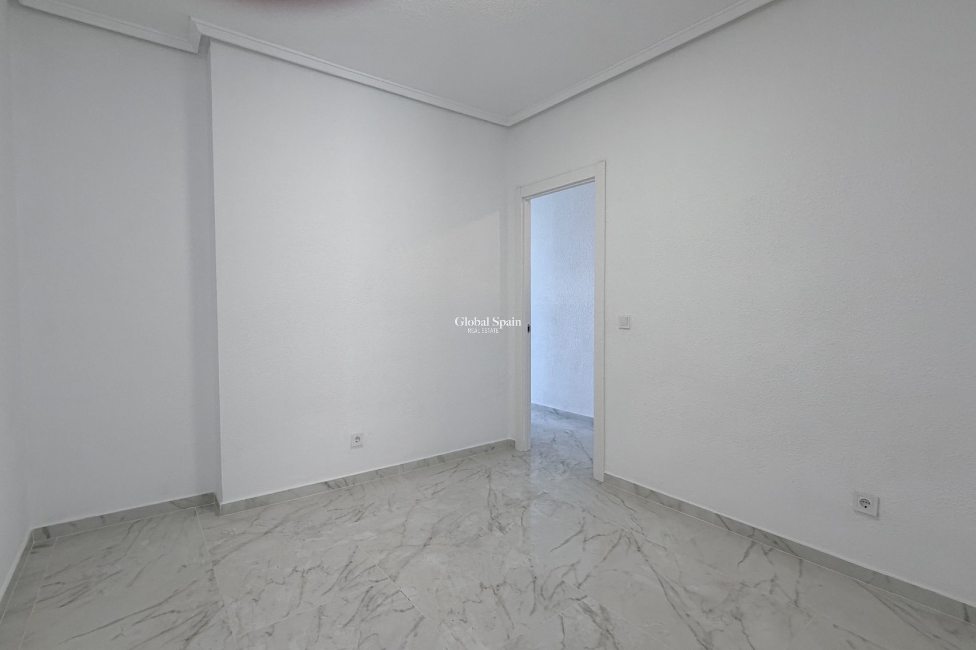 Odsprzedaż - MIESZKANIE -
TORREVIEJA - 