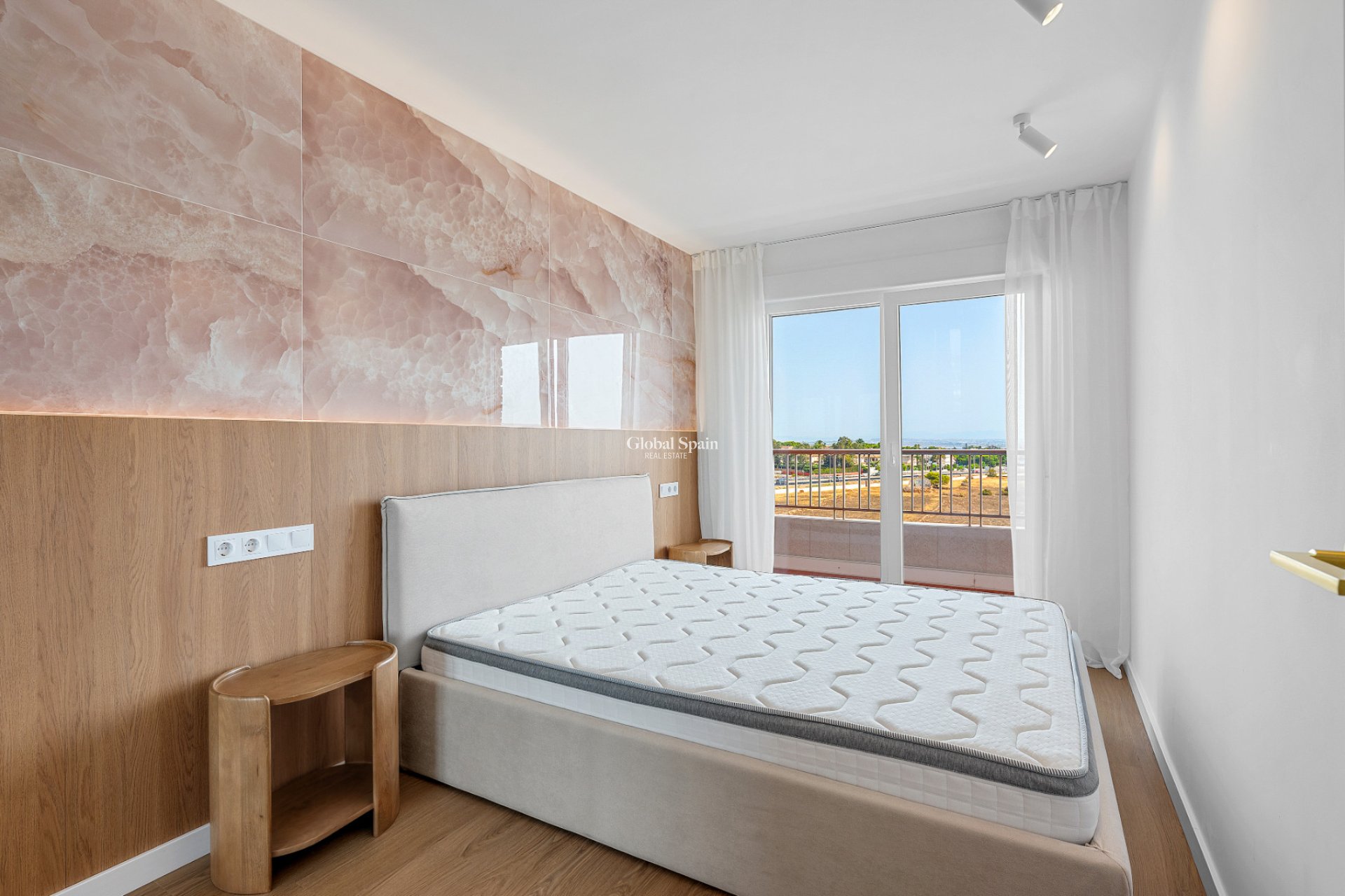 Odsprzedaż - MIESZKANIE -
TORREVIEJA - 