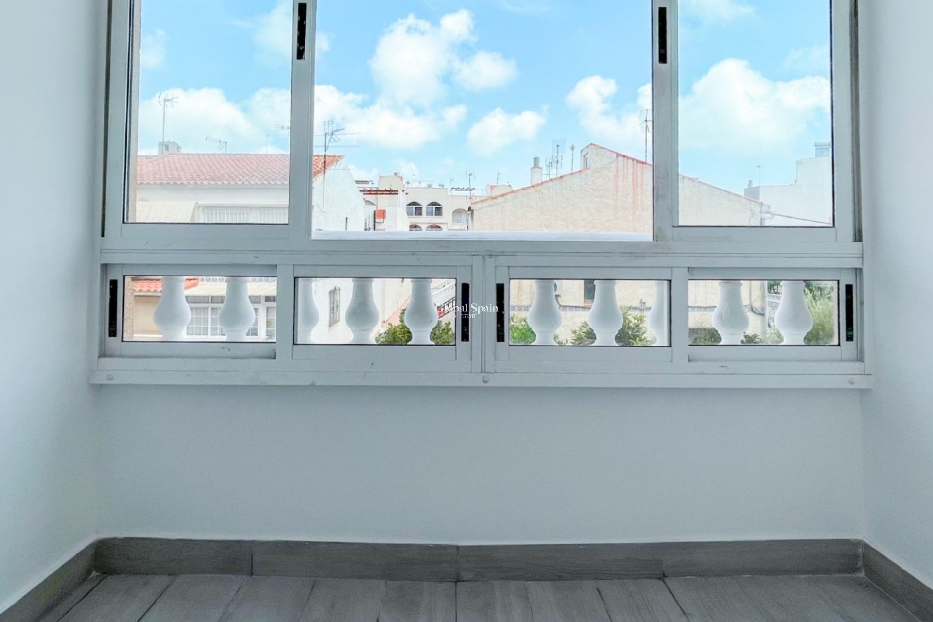 Odsprzedaż - MIESZKANIE -
TORREVIEJA - 