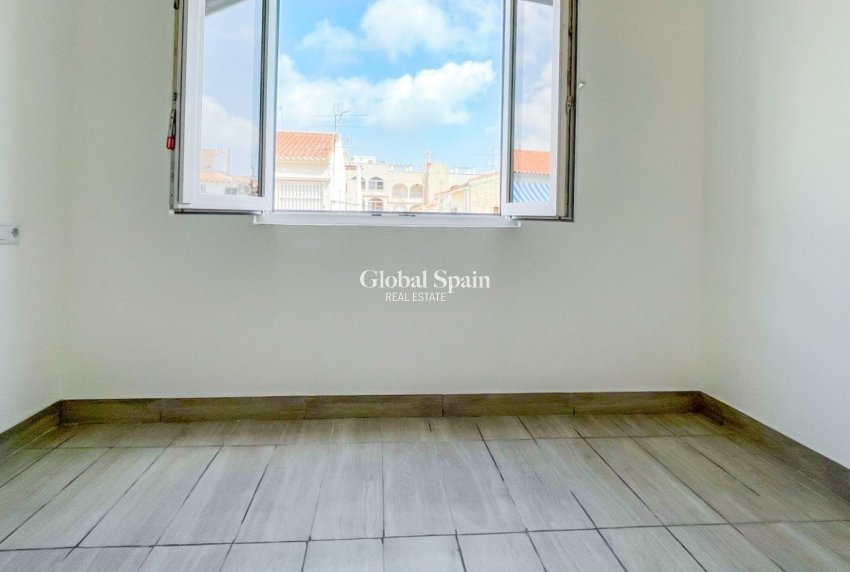 Odsprzedaż - MIESZKANIE -
TORREVIEJA - 