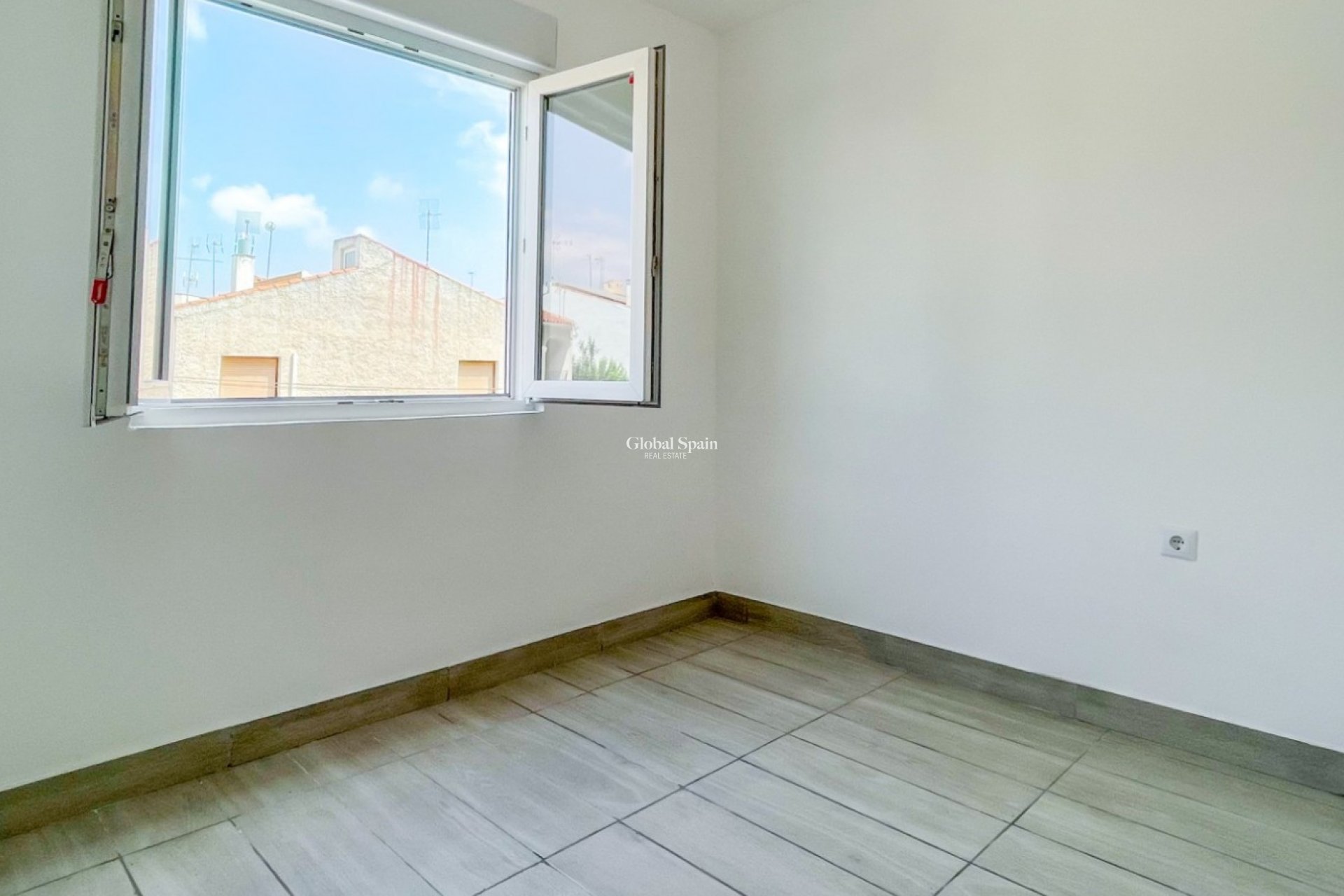 Odsprzedaż - MIESZKANIE -
TORREVIEJA - 