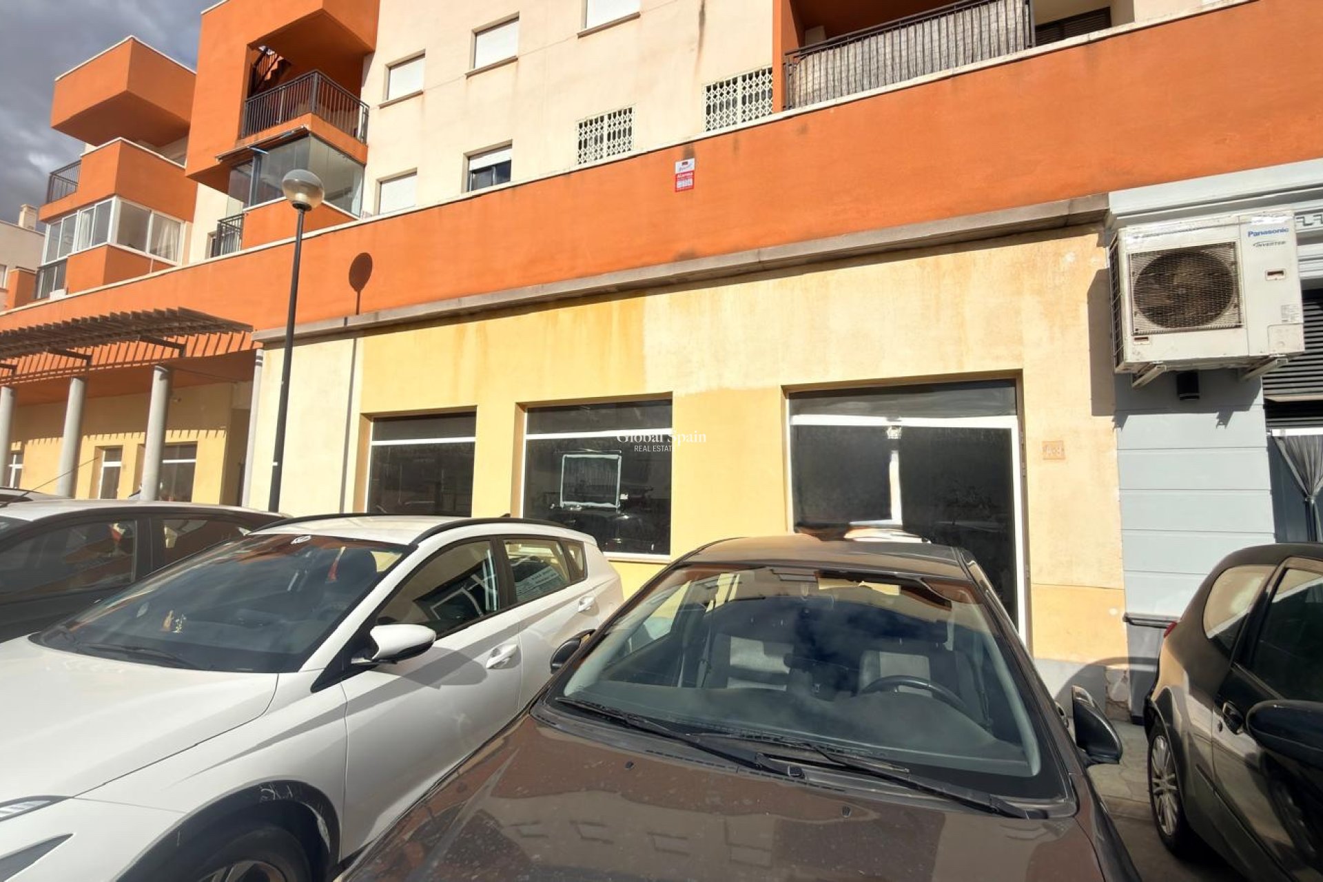 Odsprzedaż - NIERUCHOMOŚĆ KOMERCYJNA -
ORIHUELA COSTA - 