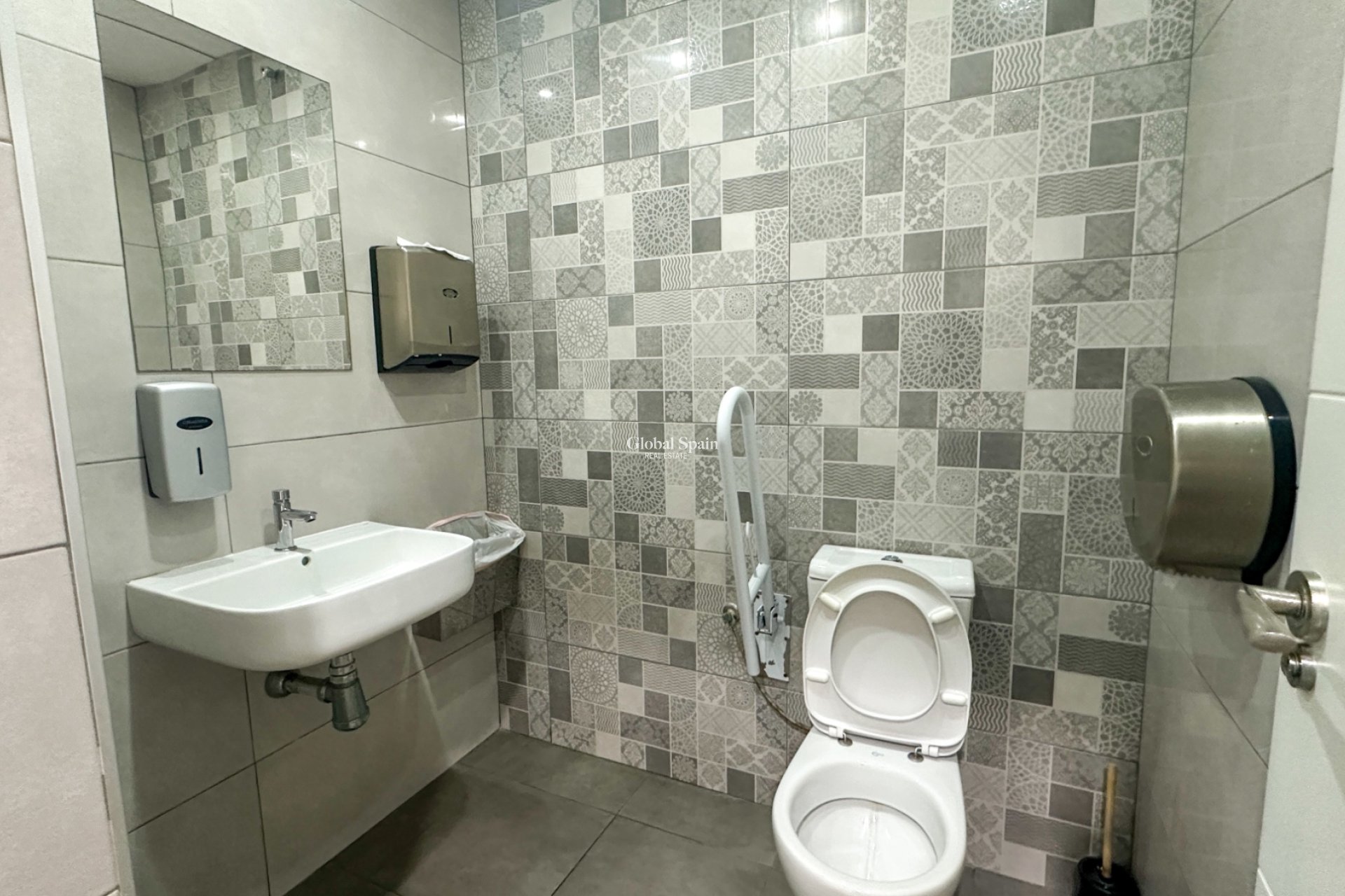 Odsprzedaż - NIERUCHOMOŚĆ KOMERCYJNA -
TORREVIEJA - Aguas Nuevas