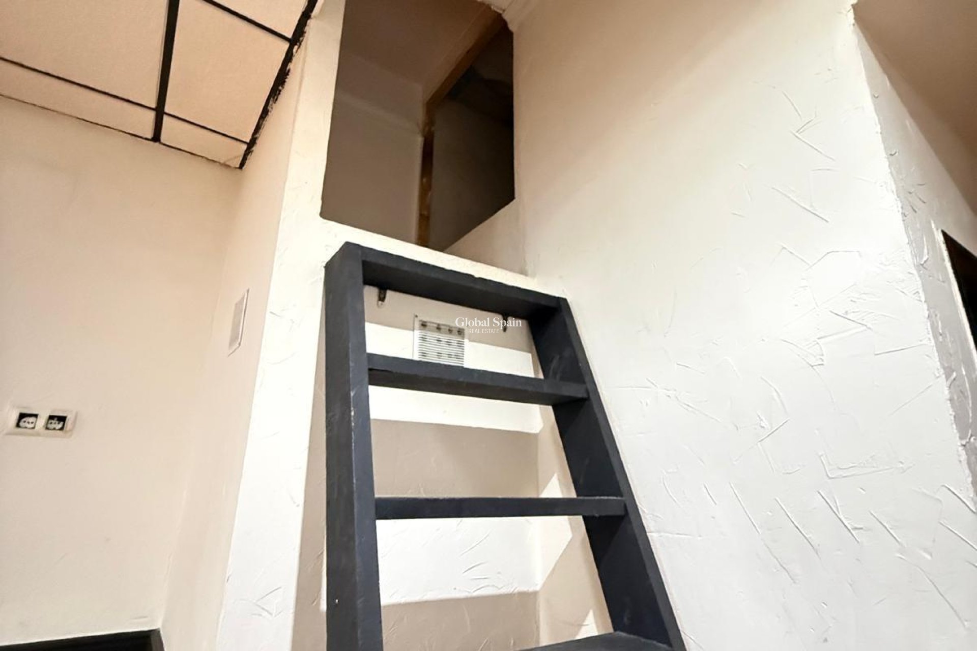 Odsprzedaż - NIERUCHOMOŚĆ KOMERCYJNA -
TORREVIEJA - Estacion de autobuses