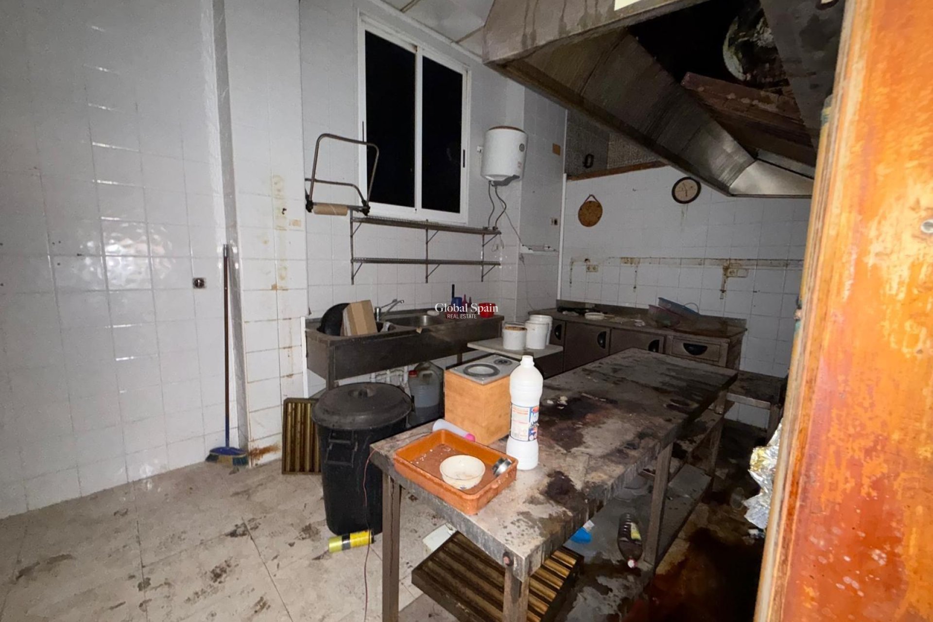 Odsprzedaż - NIERUCHOMOŚĆ KOMERCYJNA -
TORREVIEJA - Playa del cura