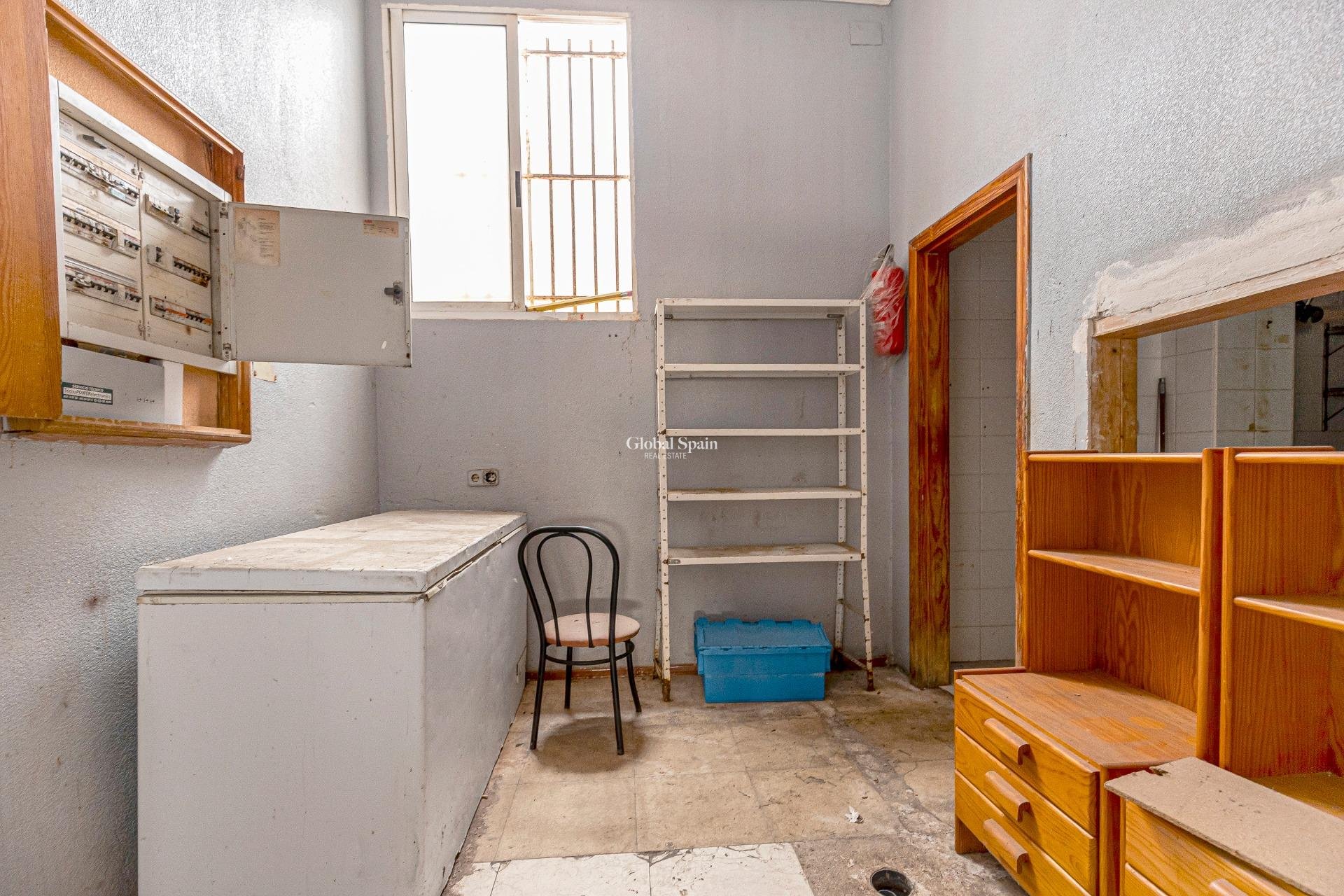 Odsprzedaż - NIERUCHOMOŚĆ KOMERCYJNA -
TORREVIEJA - Playa del cura