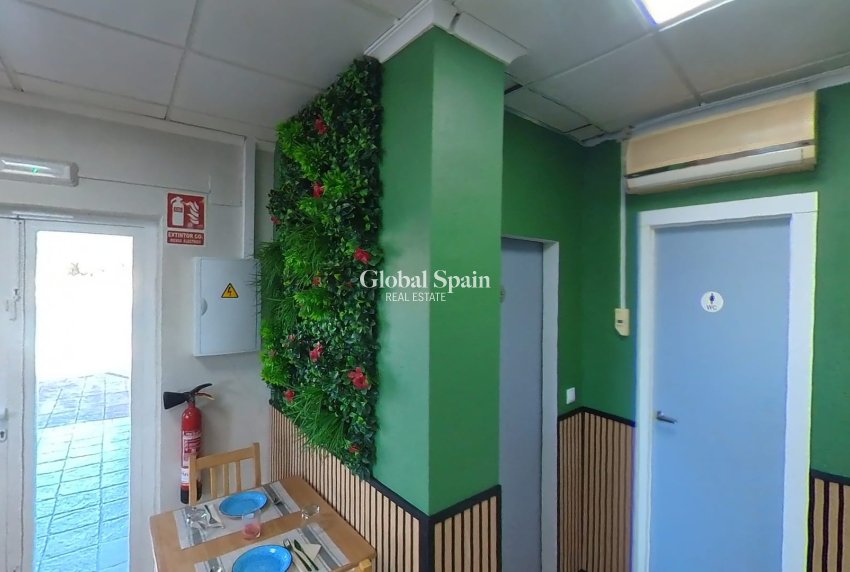 Odsprzedaż - NIERUCHOMOŚĆ KOMERCYJNA -
TORREVIEJA - Puerto