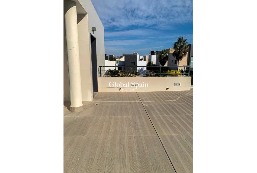 Odsprzedaż - Niezależna willa -
ORIHUELA COSTA - CAMPOAMOR