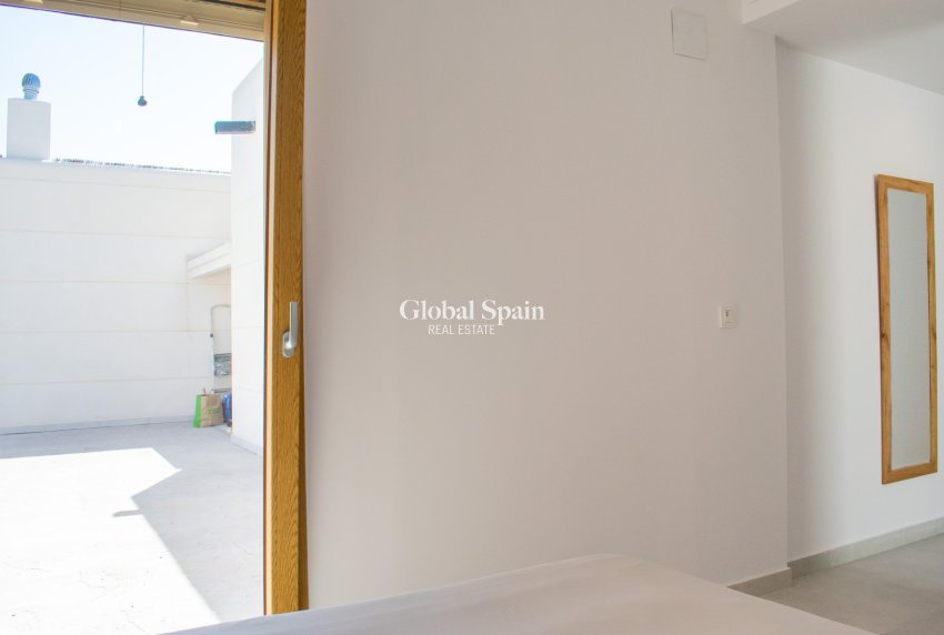 Odsprzedaż - Niezależna willa -
TORREVIEJA - Torreta Florida