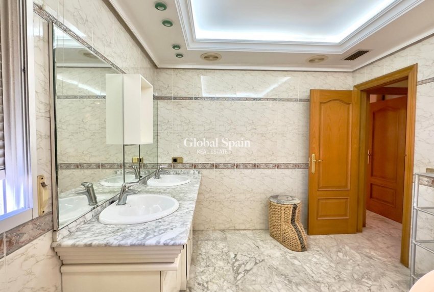 Odsprzedaż - PENTHOUSE -
TORREVIEJA - Center