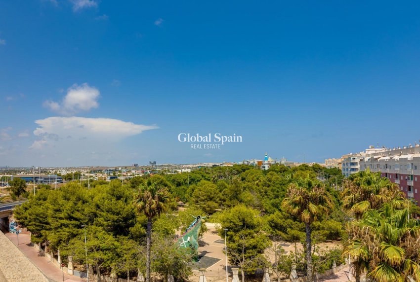 Odsprzedaż - PENTHOUSE -
TORREVIEJA - Center