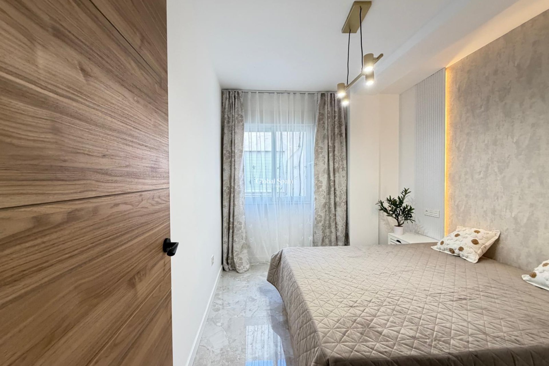 Odsprzedaż - PENTHOUSE -
TORREVIEJA - Estacion de autobuses