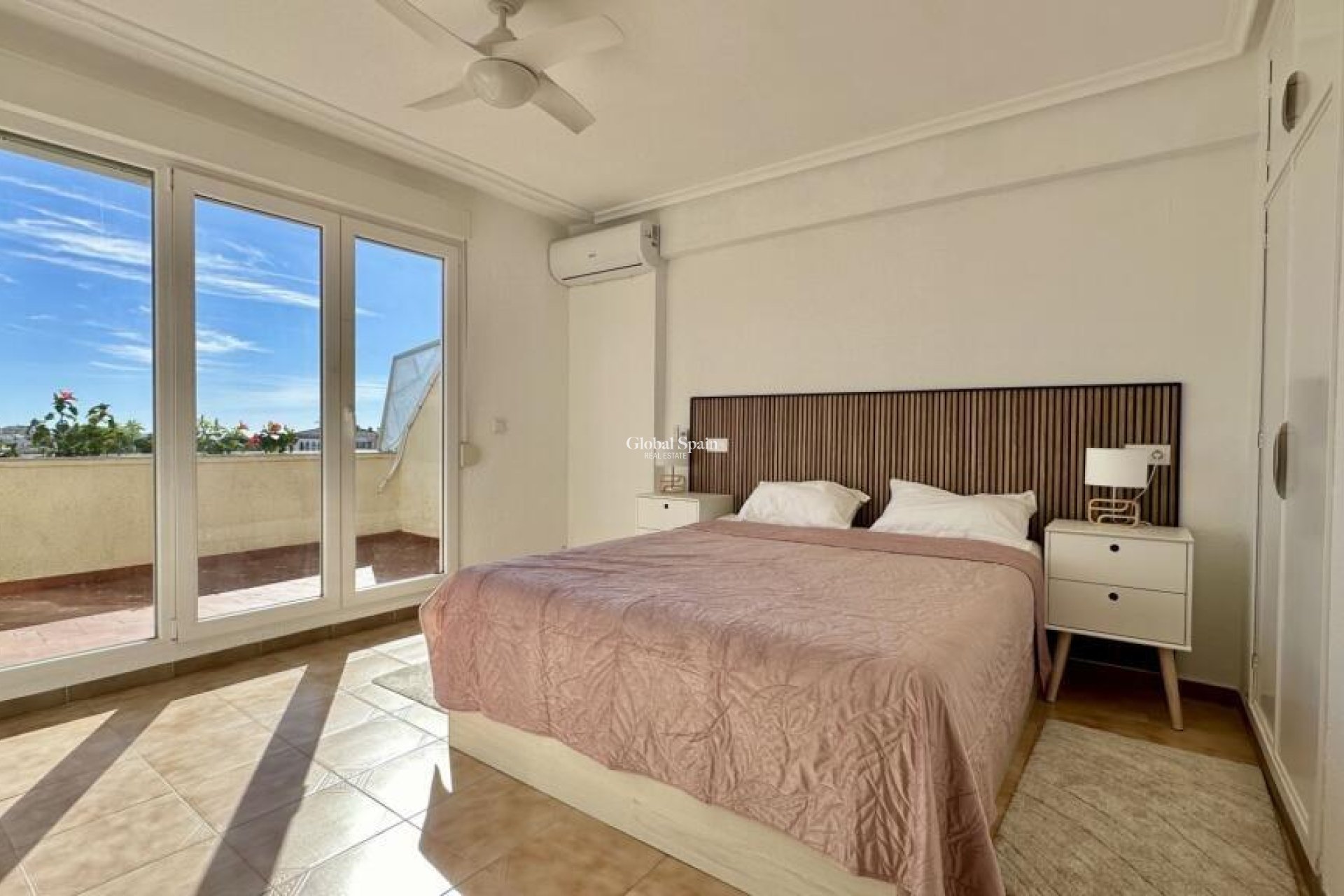 Odsprzedaż - PENTHOUSE -
TORREVIEJA - Punta Prima