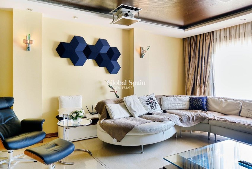 Odsprzedaż - PENTHOUSE -
TORREVIEJA - Torrevieja