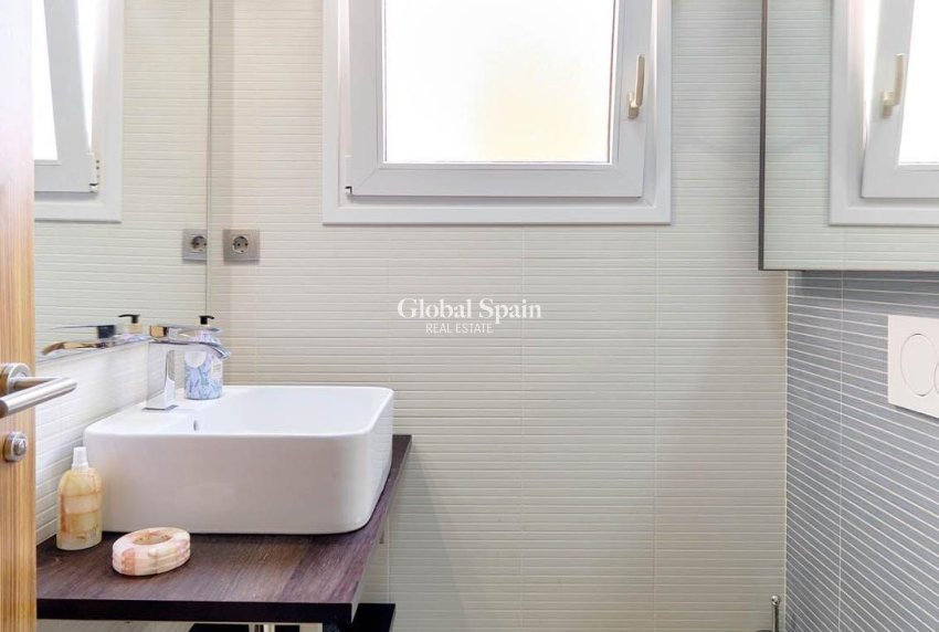 Odsprzedaż - PENTHOUSE -
TORREVIEJA - Torrevieja