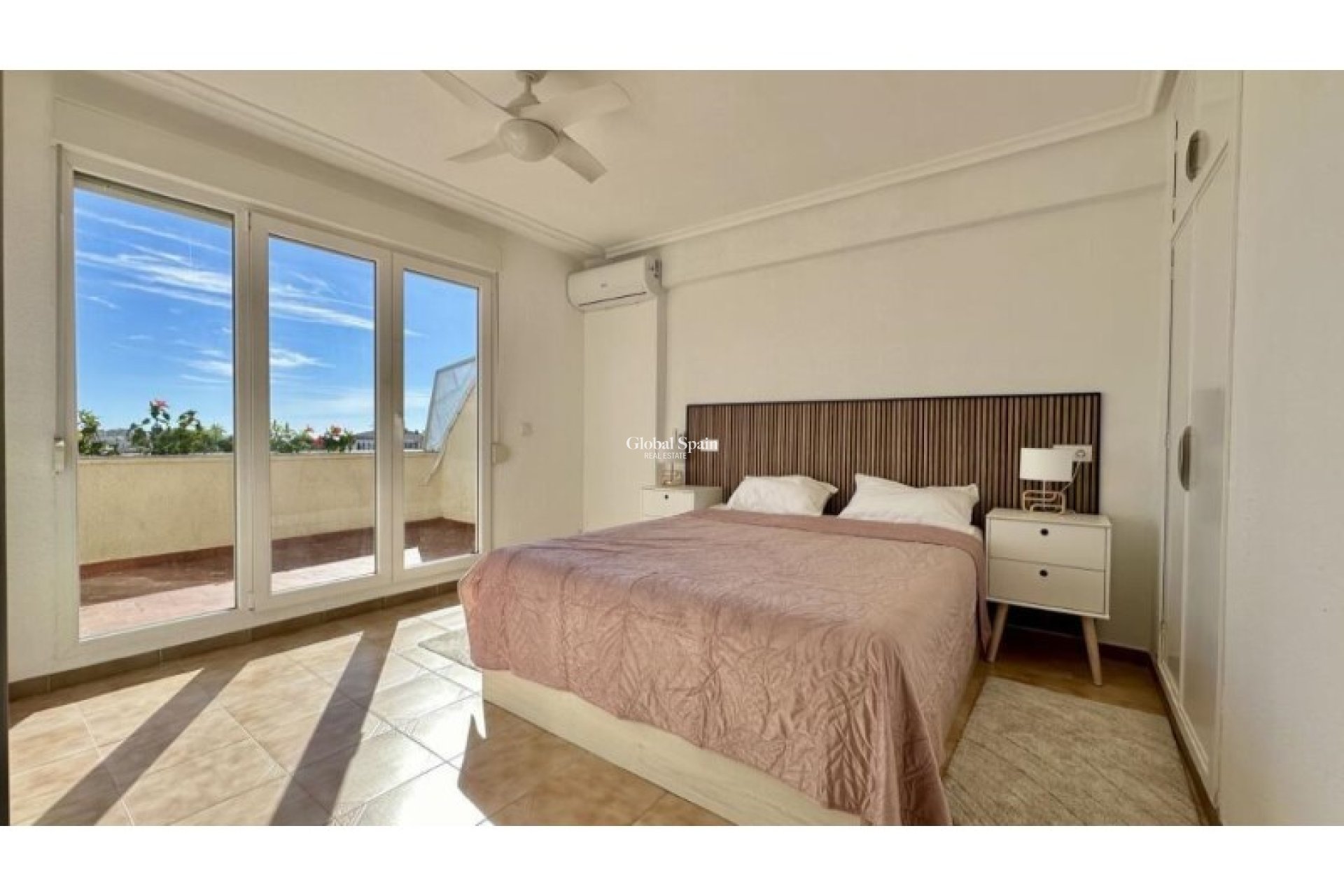 Odsprzedaż - PENTHOUSE -
TORREVIEJA - 