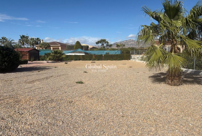 Odsprzedaż - WILLA  -
ALBATERA