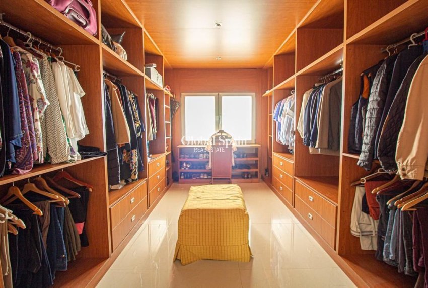 Odsprzedaż - WILLA  -
ALFAZ DEL PI - Albir