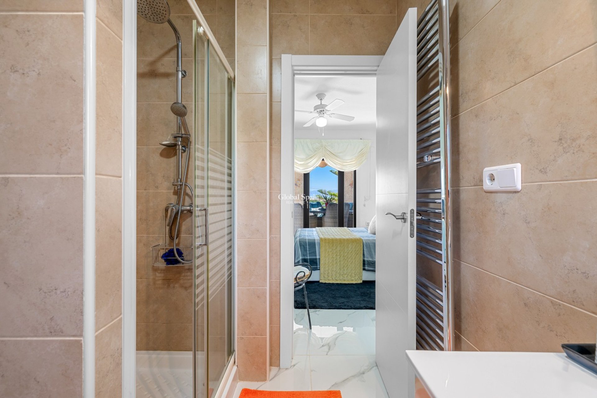 Odsprzedaż - WILLA  -
ALMORADÍ - Inland