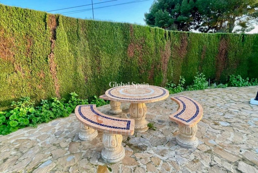 Odsprzedaż - WILLA  -
BENIDORM - Urbanizaciones