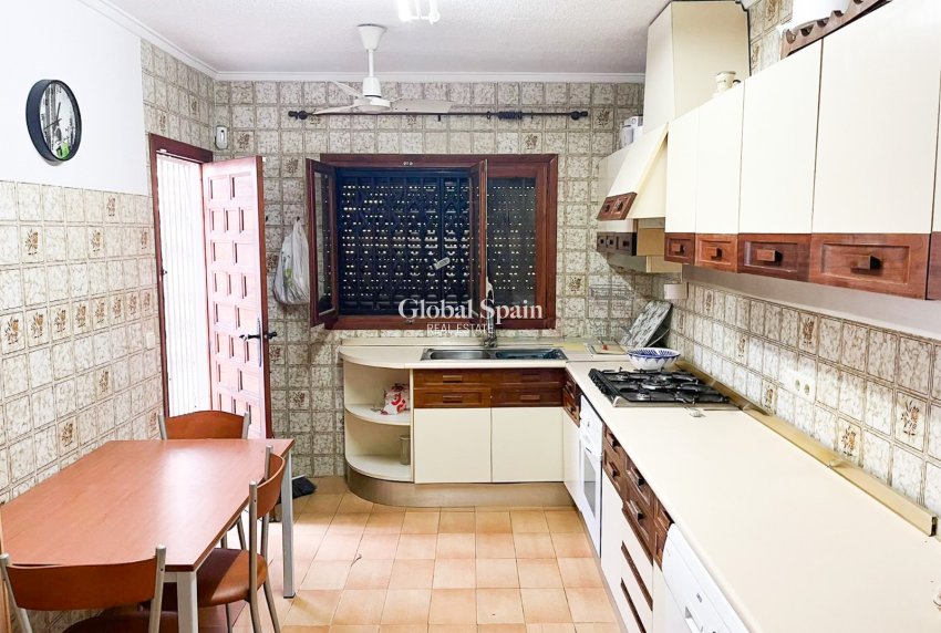 Odsprzedaż - Willa / Bliźniak -
ORIHUELA COSTA - Punta Prima