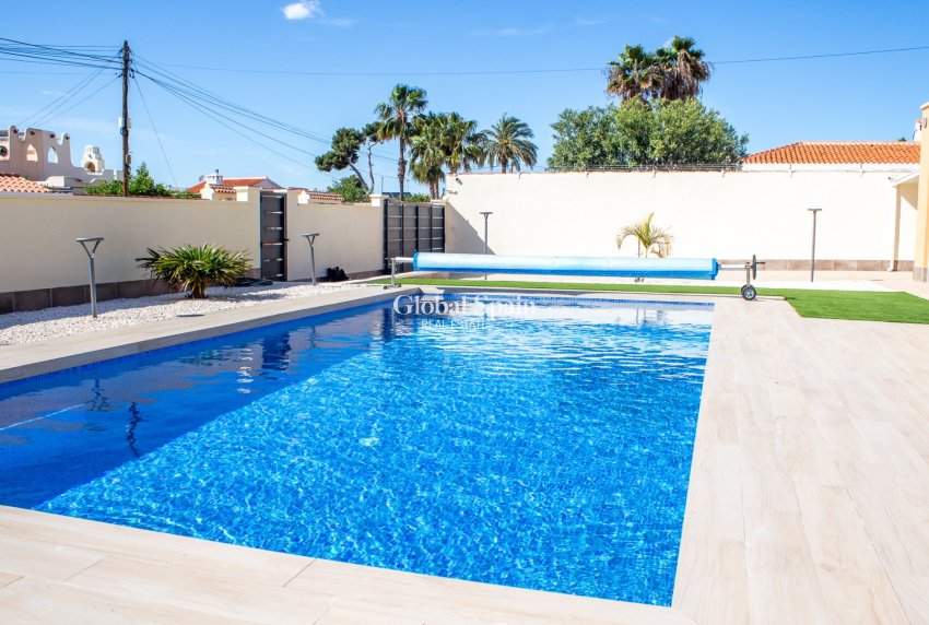 Odsprzedaż - Willa / Bliźniak -
TORREVIEJA - 