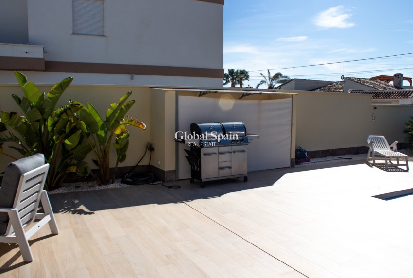 Odsprzedaż - Willa / Bliźniak -
TORREVIEJA - 