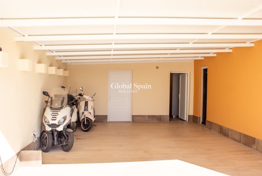 Odsprzedaż - Willa / Bliźniak -
TORREVIEJA - 