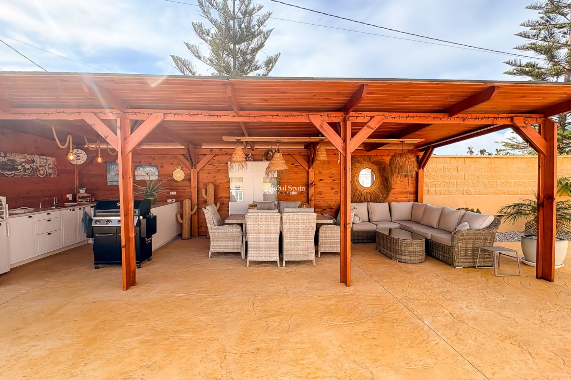 Odsprzedaż - WILLA  -
CATRAL - Catral