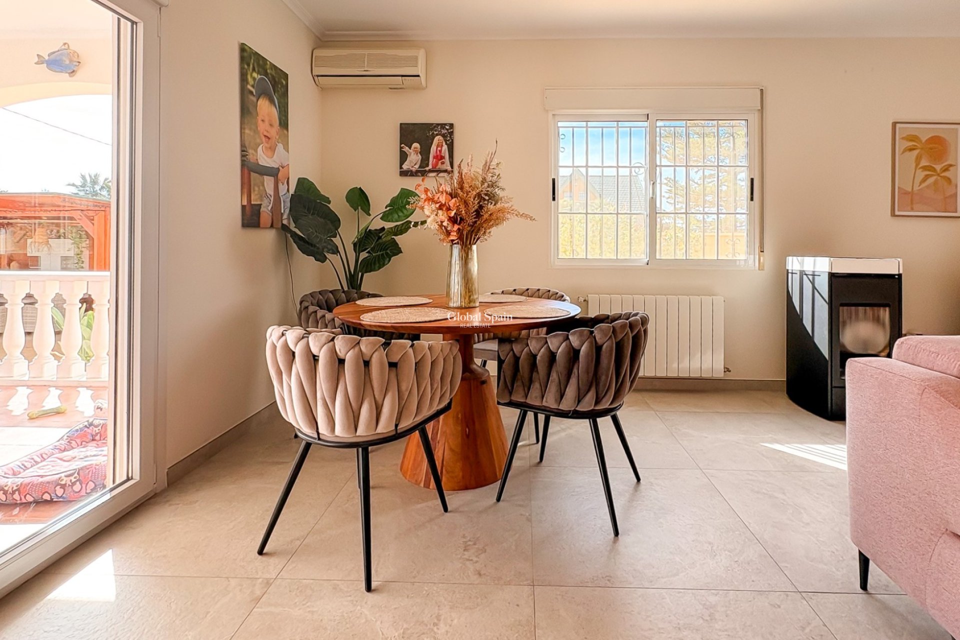 Odsprzedaż - WILLA  -
CATRAL - Catral