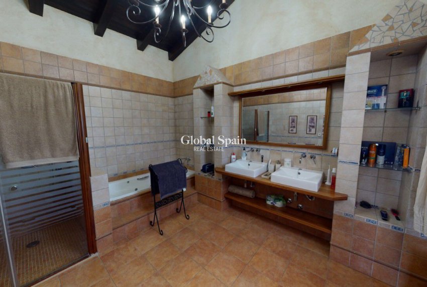 Odsprzedaż - WILLA  -
CATRAL - Costa Blanca