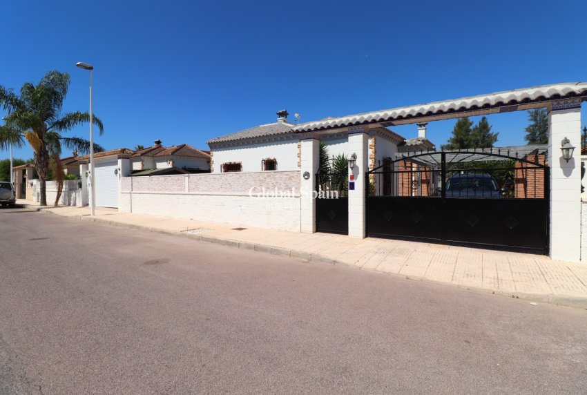 Odsprzedaż - WILLA  -
Formentera del Segura - Fincas de La Vega