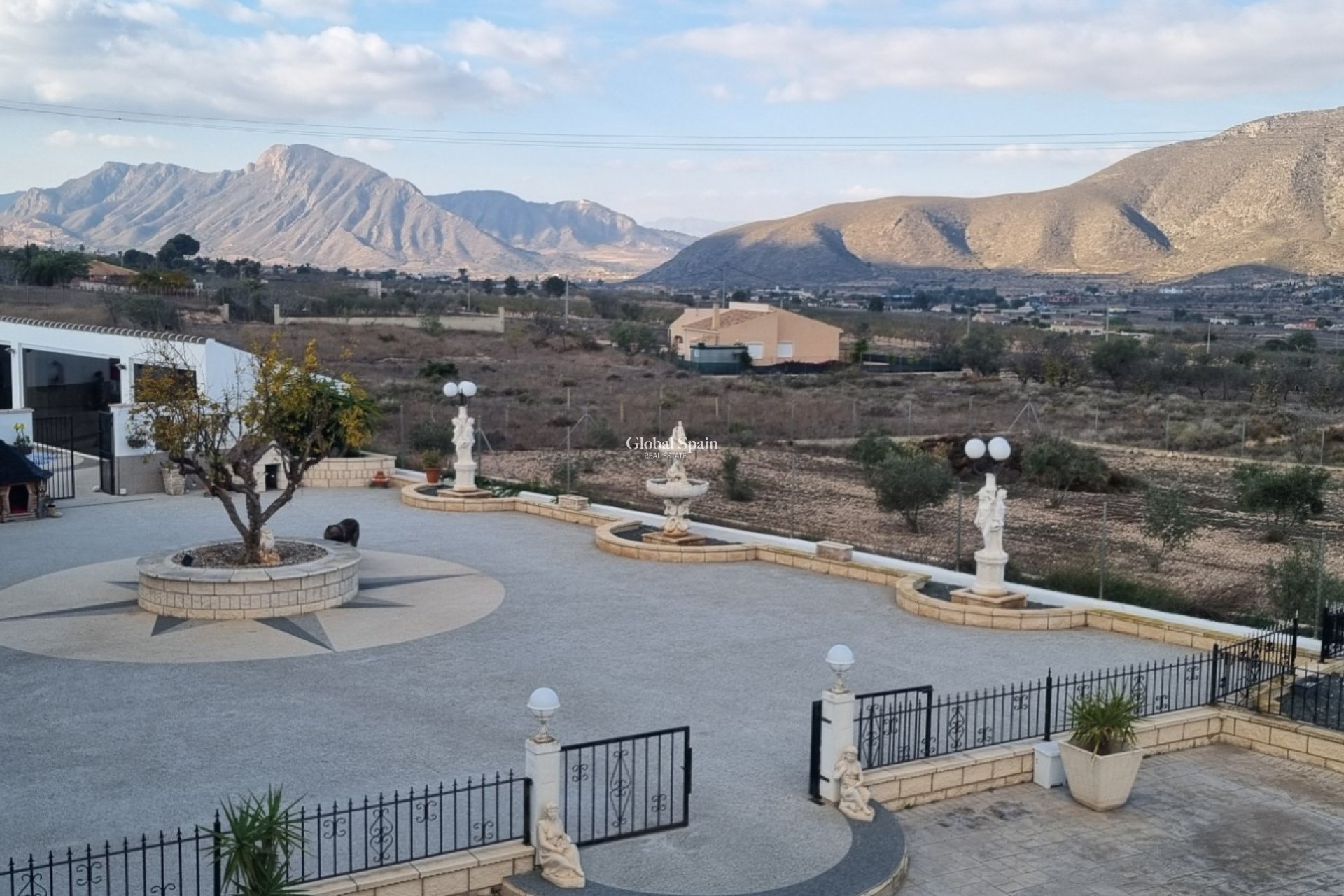 Odsprzedaż - WILLA  -
HONDÓN DE LOS FRAILES - Inland