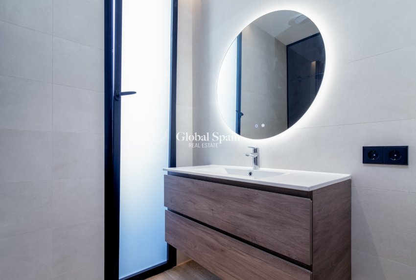 Odsprzedaż - WILLA  -
L'ALBIR - center