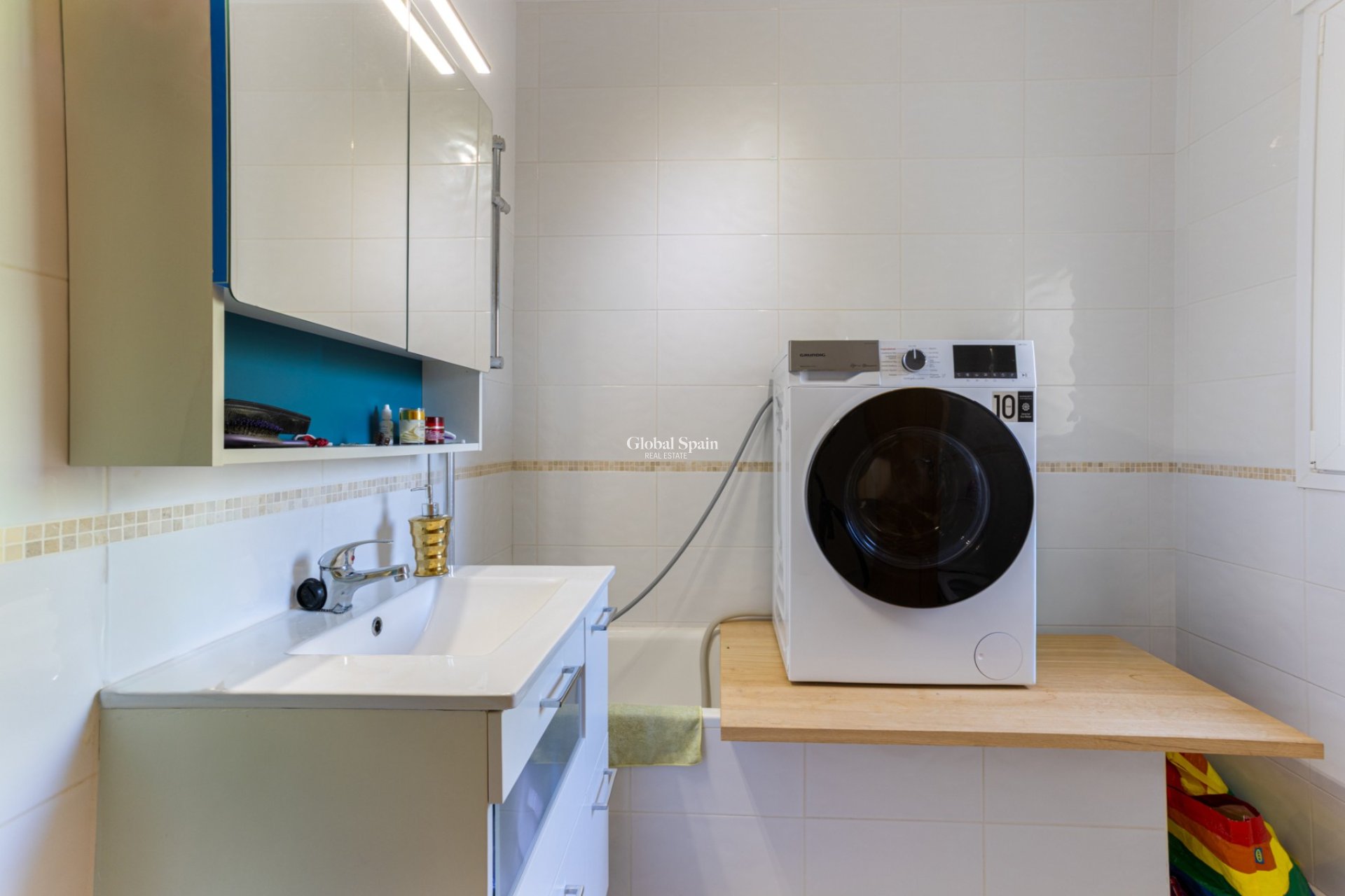 Odsprzedaż - WILLA  -
LA ZARZA - Inland