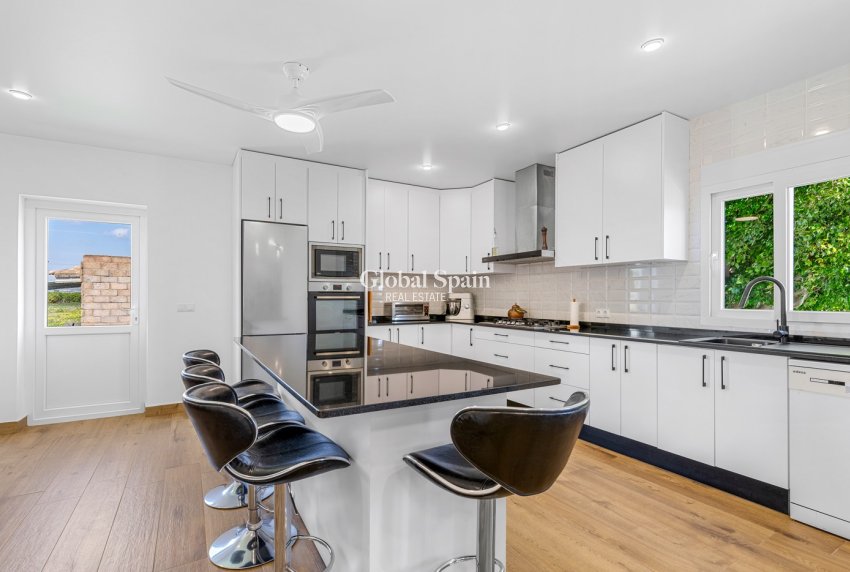 Odsprzedaż - WILLA  -
LOS MONTESINOS - Costa Blanca