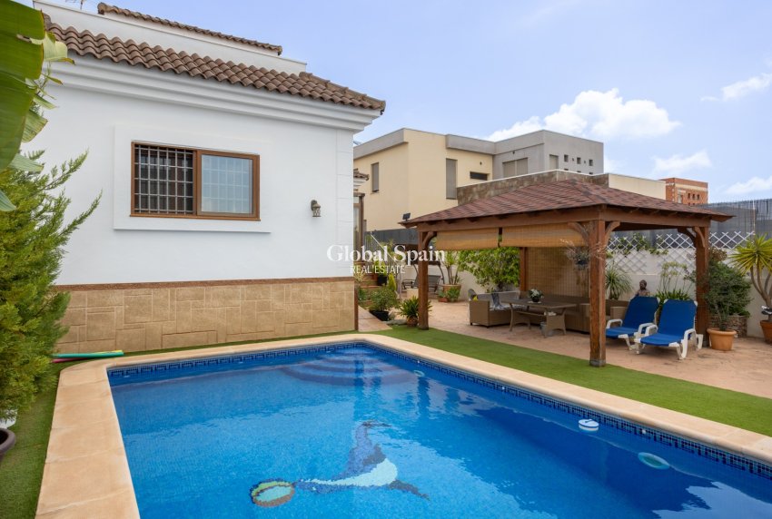 Odsprzedaż - WILLA  -
LOS MONTESINOS - Costa Blanca