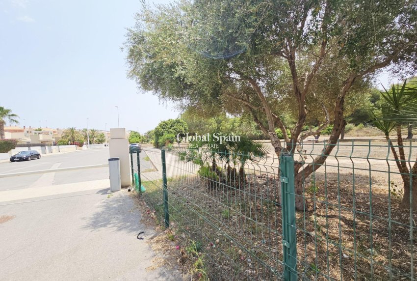 Odsprzedaż - WILLA  -
ORIHUELA COSTA - La Regia