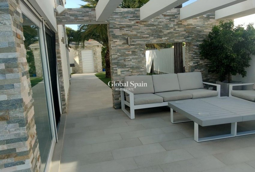 Odsprzedaż - WILLA  -
ORIHUELA COSTA - La Zenia