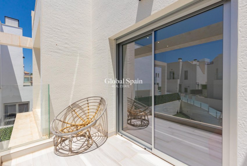 Odsprzedaż - WILLA  -
ORIHUELA COSTA - Lomas de Cabo Roig