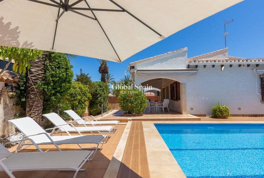 Odsprzedaż - Willa -
ORIHUELA COSTA - Punta Prima