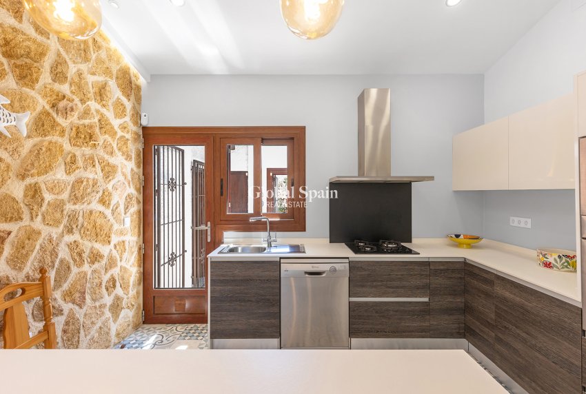 Odsprzedaż - Willa -
ORIHUELA COSTA - Punta Prima