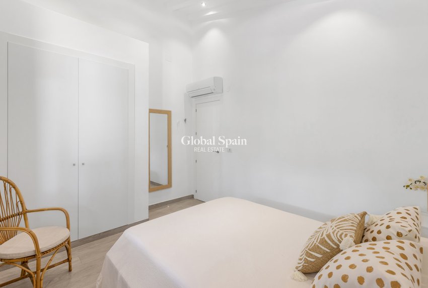 Odsprzedaż - Willa -
ORIHUELA COSTA - Punta Prima