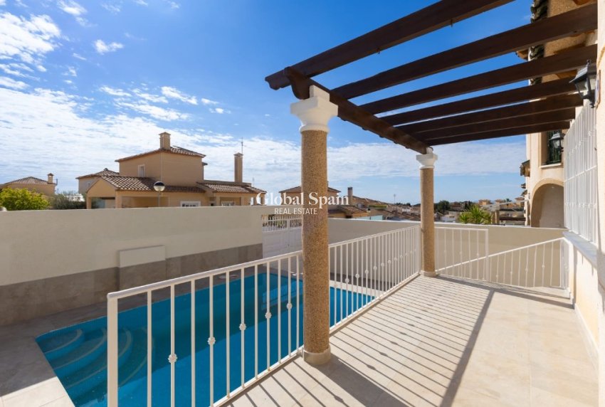 Odsprzedaż - Willa -
ORIHUELA COSTA - VILLAMARTÍN