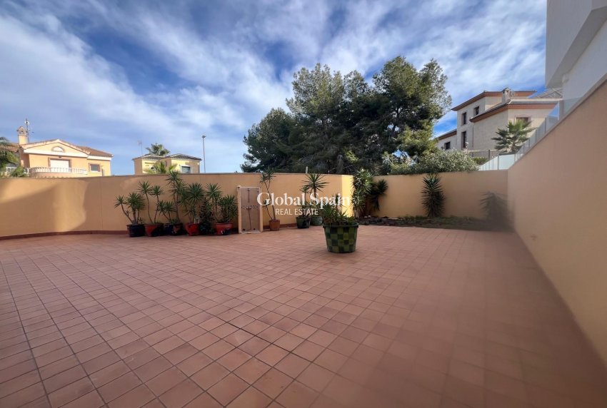 Odsprzedaż - WILLA  -
ORIHUELA COSTA - VILLAMARTÍN