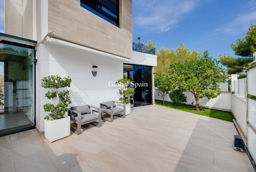 Odsprzedaż - WILLA  -
ORIHUELA COSTA - VILLAMARTÍN