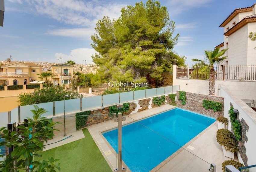 Odsprzedaż - WILLA  -
ORIHUELA COSTA - VILLAMARTÍN