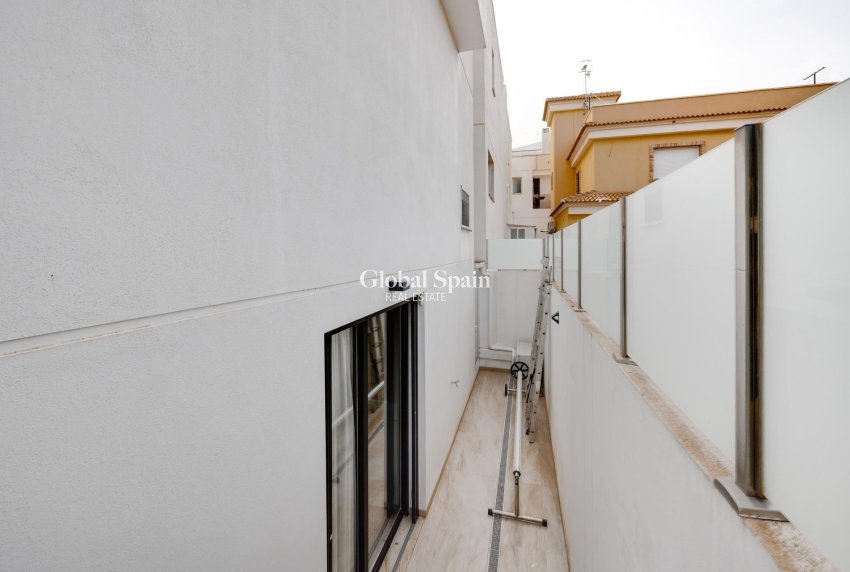 Odsprzedaż - WILLA  -
ORIHUELA COSTA - VILLAMARTÍN