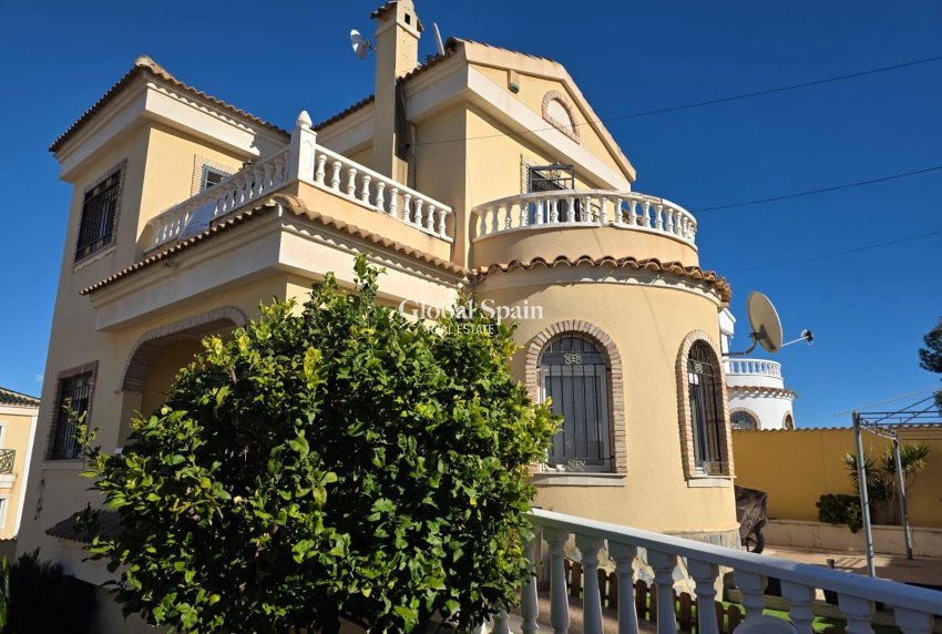 Odsprzedaż - WILLA  -
ORIHUELA COSTA - VILLAMARTÍN